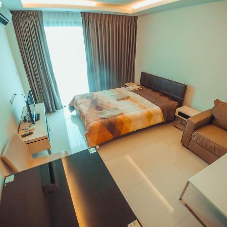Club Royal Suites Pattaya Bagian luar foto