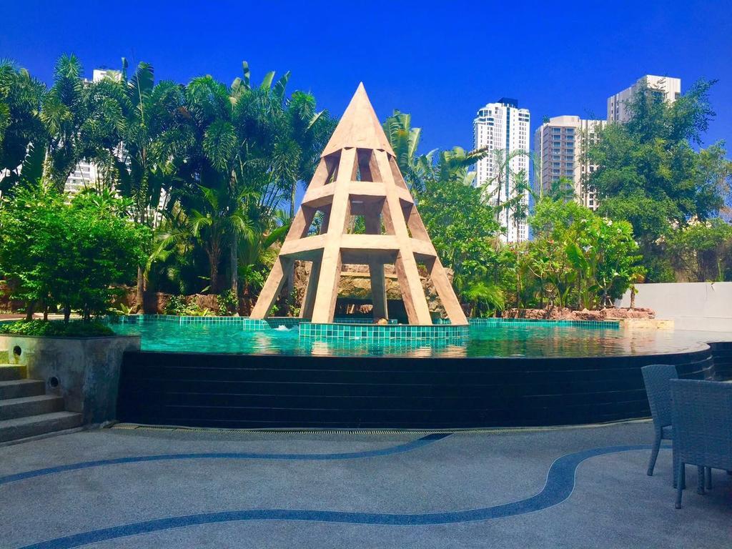 Club Royal Suites Pattaya Bagian luar foto