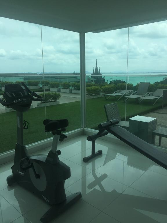 Club Royal Suites Pattaya Bagian luar foto