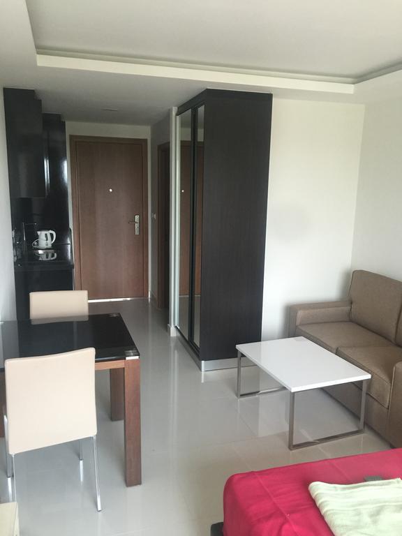 Club Royal Suites Pattaya Bagian luar foto