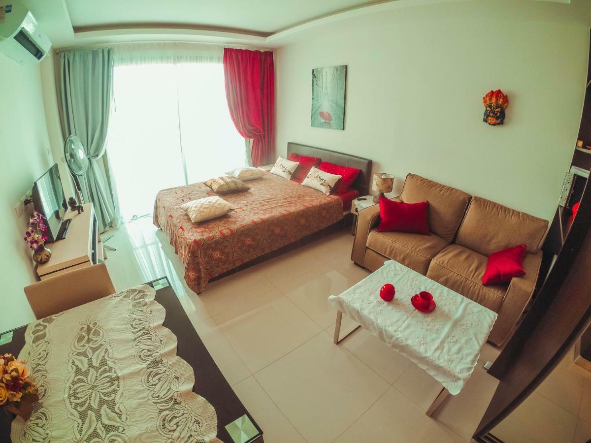 Club Royal Suites Pattaya Bagian luar foto
