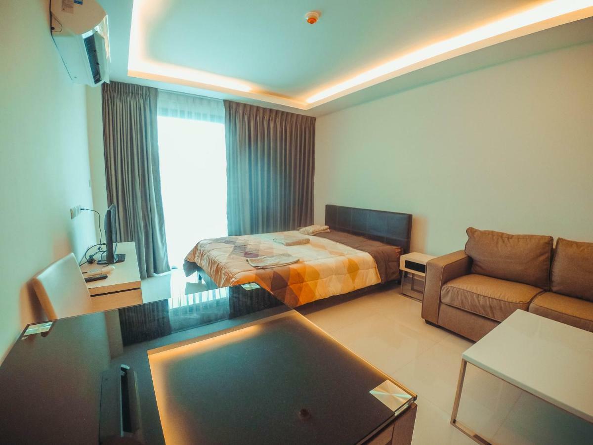 Club Royal Suites Pattaya Bagian luar foto