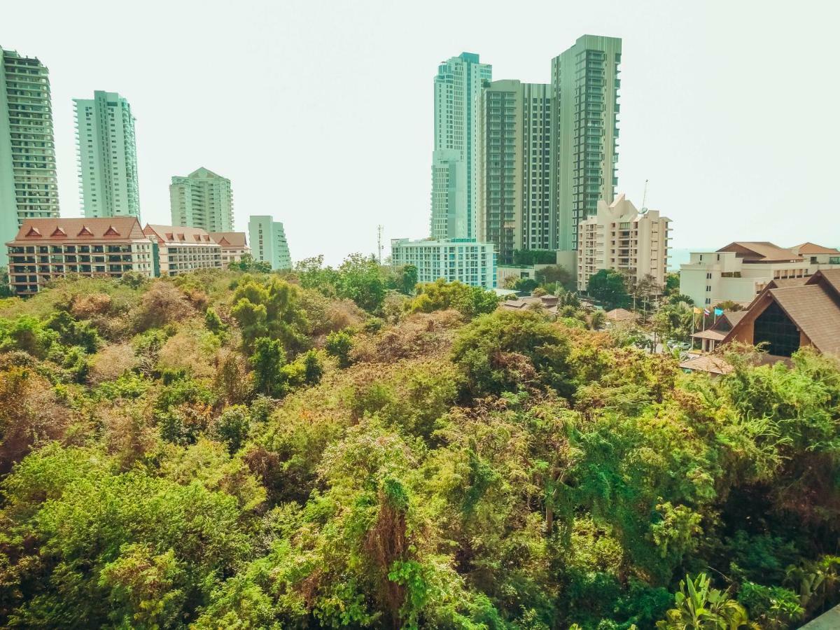Club Royal Suites Pattaya Bagian luar foto