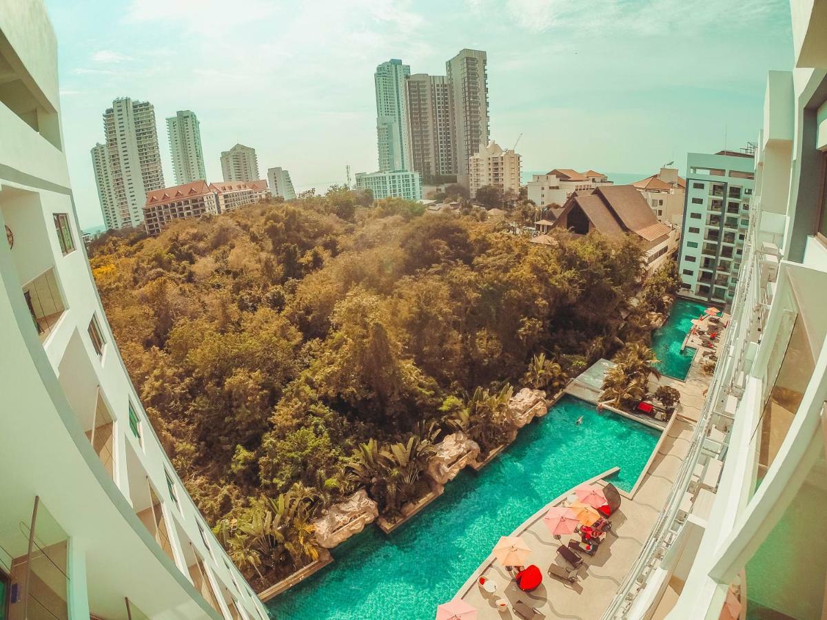 Club Royal Suites Pattaya Bagian luar foto
