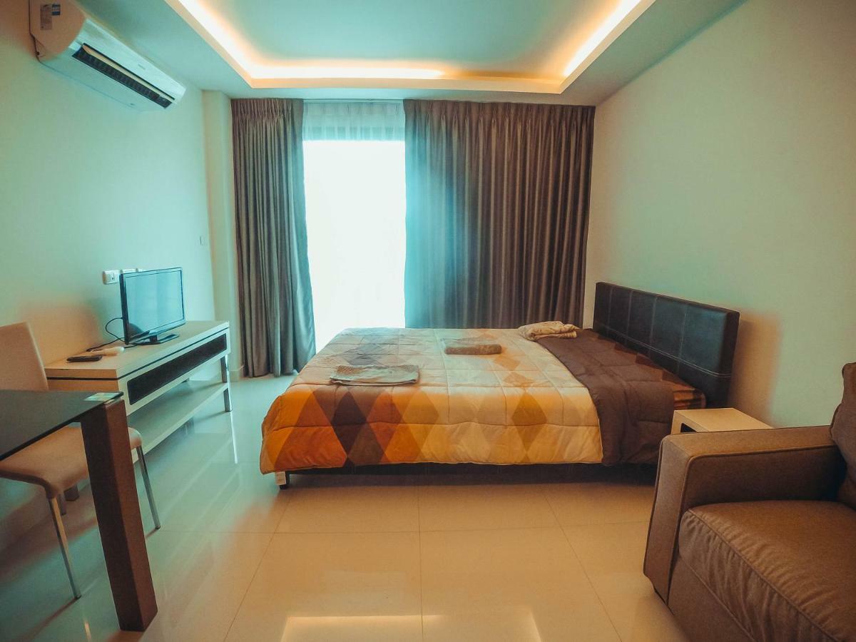 Club Royal Suites Pattaya Bagian luar foto